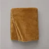 Ce plaid Sylvie Thiriez polaire, combine douceur et chaleur pour un confort optimal en toutes saisons. Offrez à votre chambre un confort et une élégance instantanés avec ce plaid exceptionnel.
