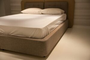 protège matelas couleur beige marron clair, protège matelas en coton, protège matelas en lin, chez reveblanc boutique de linge de lit à Paris 7 et Paris 14